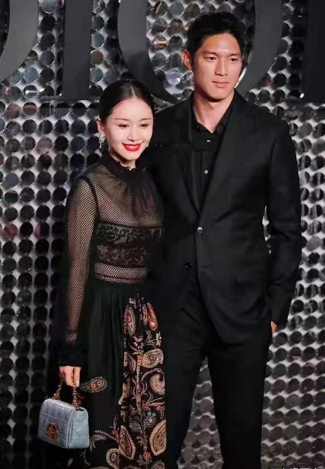 王子文和男友的恩爱合影两个大龄青年男未娶女未嫁 男的帅女的美