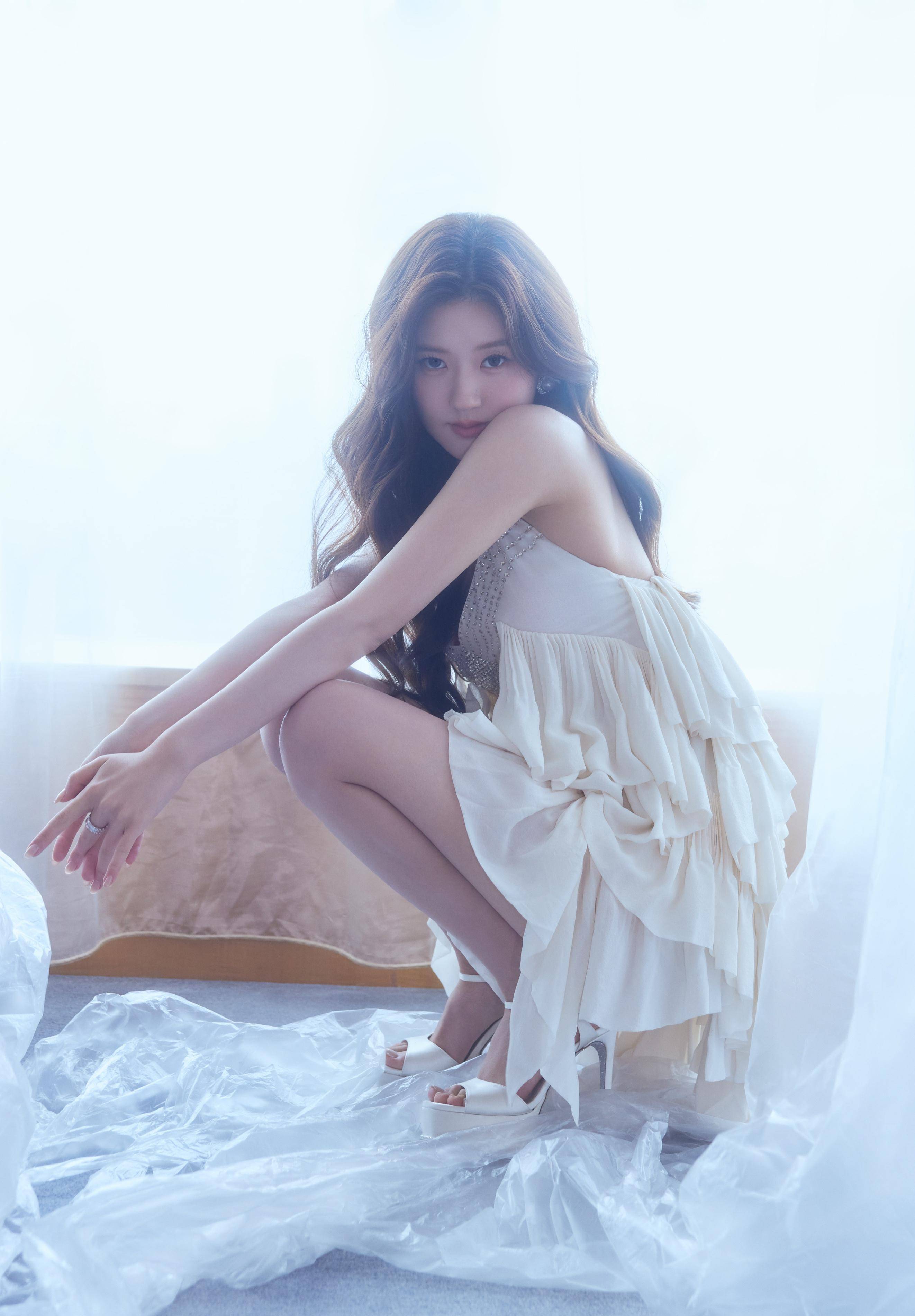 赵露思是个甜美的女孩,穿着雪白蛋糕裙清纯美丽,大长腿修长迷人_整体