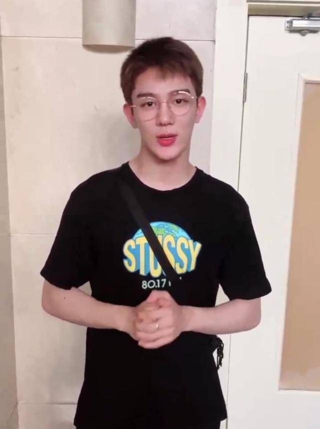 r1se男团祝福视频造型一言难尽,真要成为朴素男团担当_任豪_衣服_翟潇
