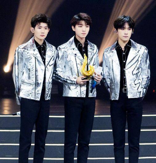 tfboys七周年演唱会,李飞竟在线抄作业,还将门票分为三个等级_易烊