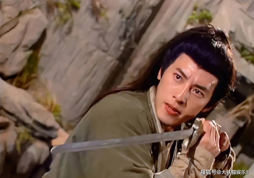 有一种潇洒恣意的江湖侠气,他甚至让早他12年扮演过令狐冲的周润发都