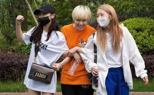 sunnee强吻美岐,美岐捏李子璇脸,网友:喜欢谁,讨厌谁一目了然_sunnee