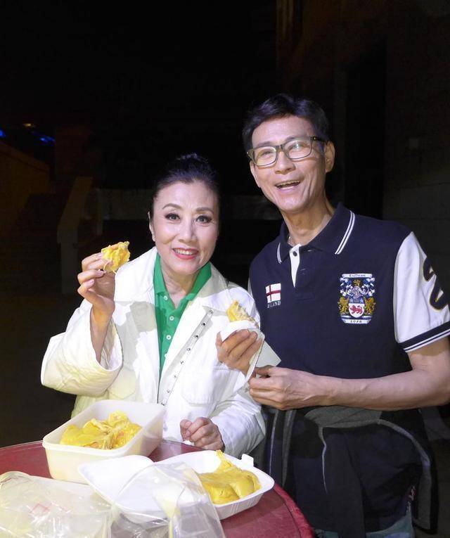 汪明荃晒工作日常照,近镜头皱纹明显,厚粉底也遮不住眼袋_观众_郑少秋