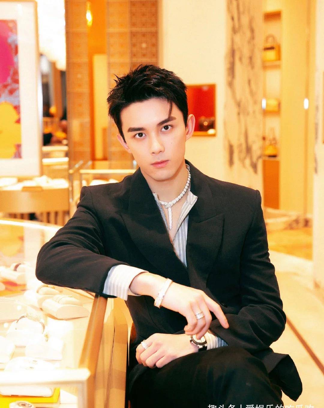 吴磊,你变了,我们已经不能拿你当孩子了_迪丽热巴_气质_身材