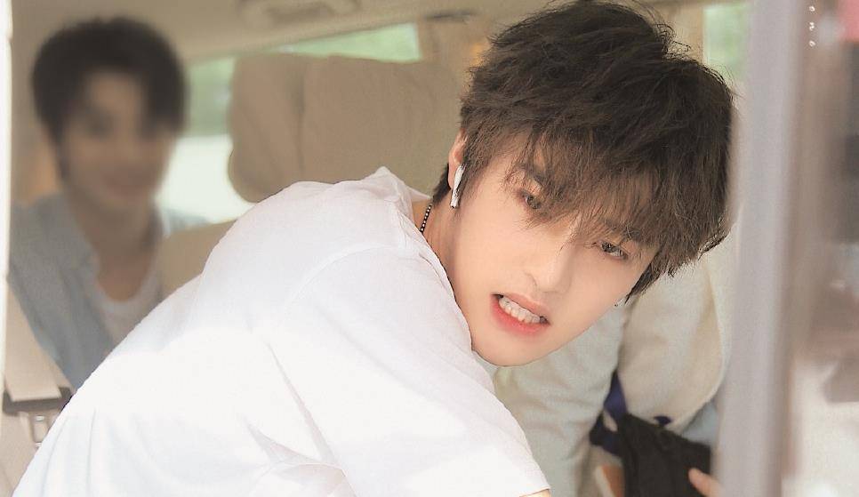 unine参加亚洲嘉年华,海报中居然没有李汶翰,这c位真的太惨了_青春