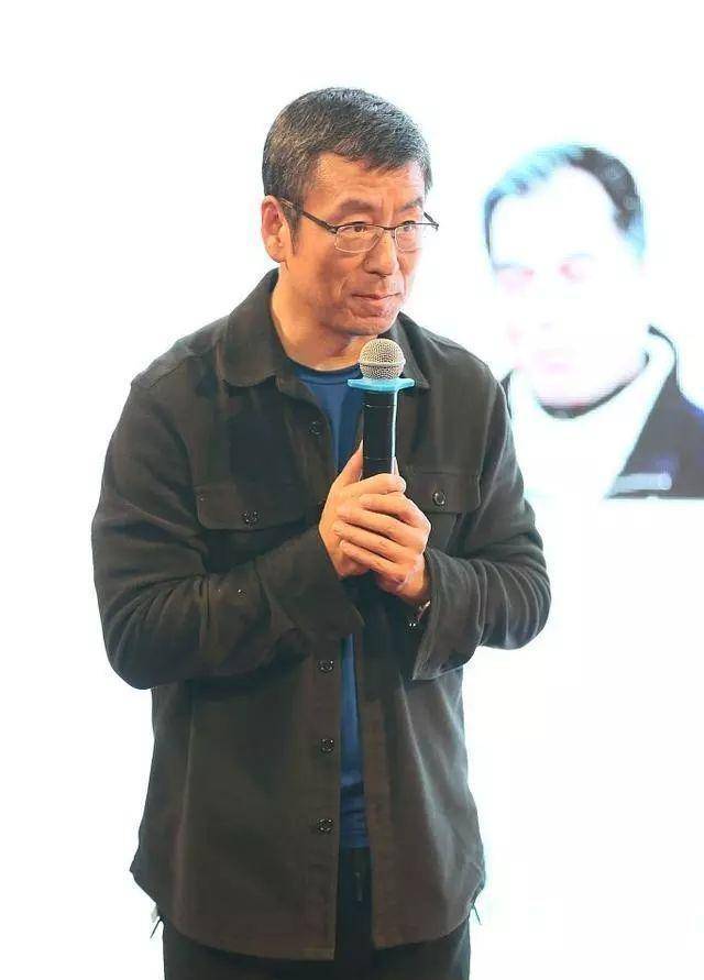 50岁白岩松近照曝光!头发花白显老态!