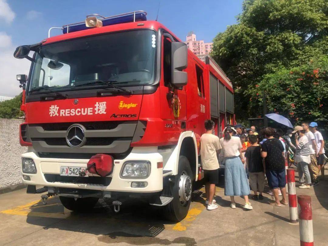 宝山这堂安全教育课生动又有趣_小先生_社区_消防车