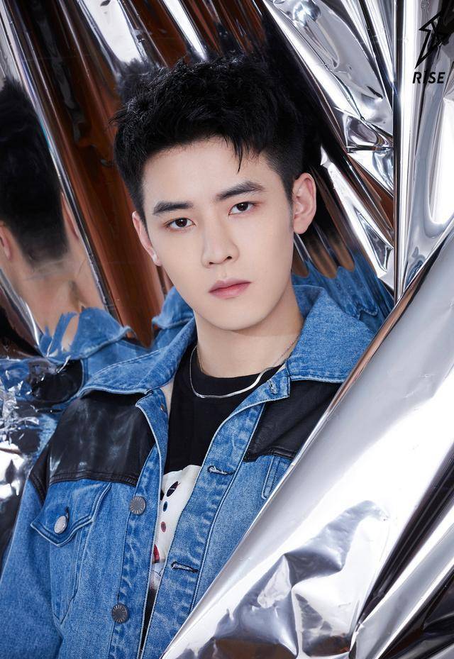 何洛洛背靠平台又签约影视制作公司,颜值突出的他转型当