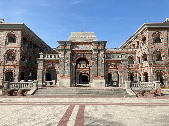 创立于清康熙五十八年(1719年)的崇正书院;由民族工商业先驱叶澄衷