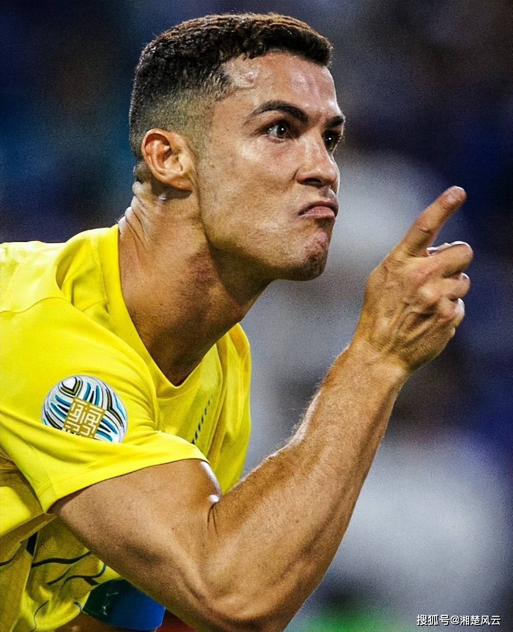 现场解说就在那大喊:"罗纳尔多,罗纳尔多. ."就像现场只有c罗一样.