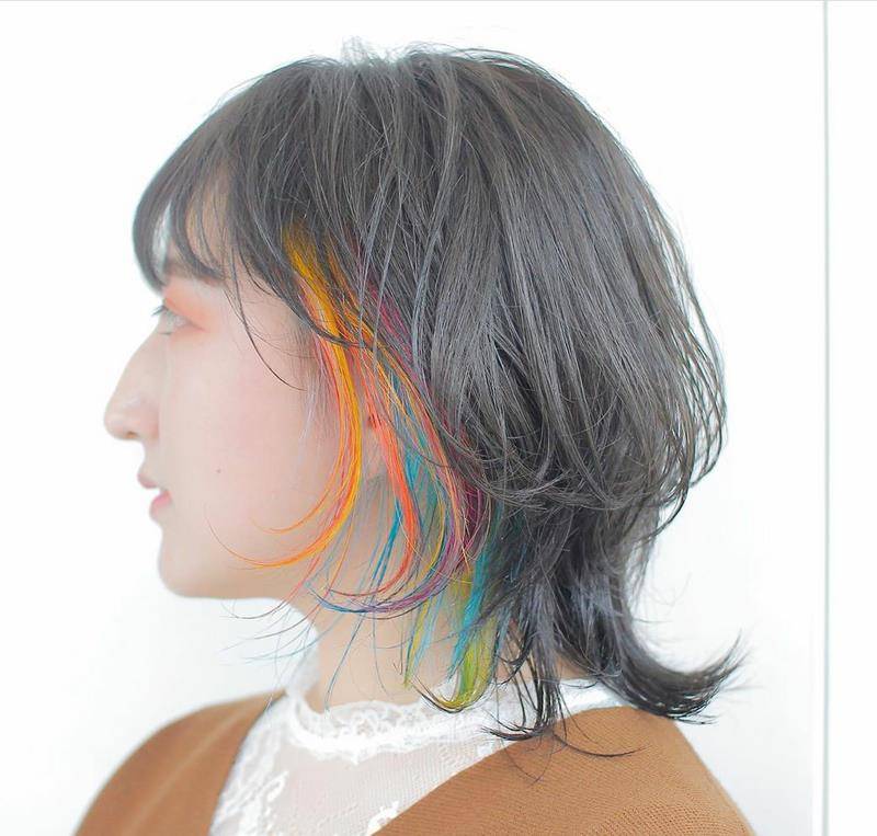 选择鲜艳的颜色进行两层染发可以产生强烈的视觉冲击力,让你在人群中