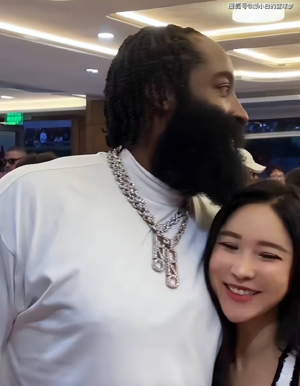 哈登中国行的图片已经能看出他已经明显发福,圆脸大肚腩,他如果这样去