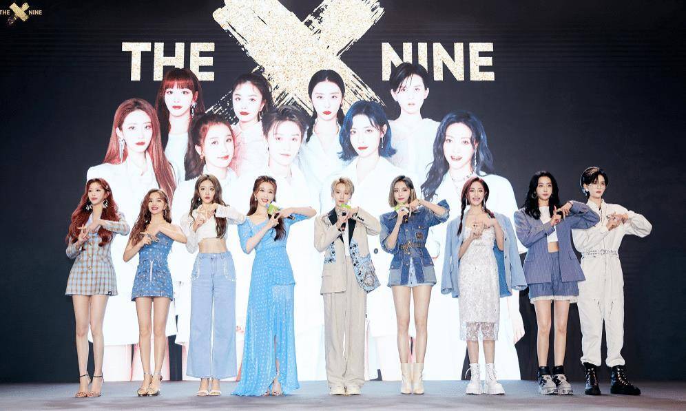 the9晒团综合照,孔雪儿双麻花辫差点认不出,我却留意安崎的站位_造型