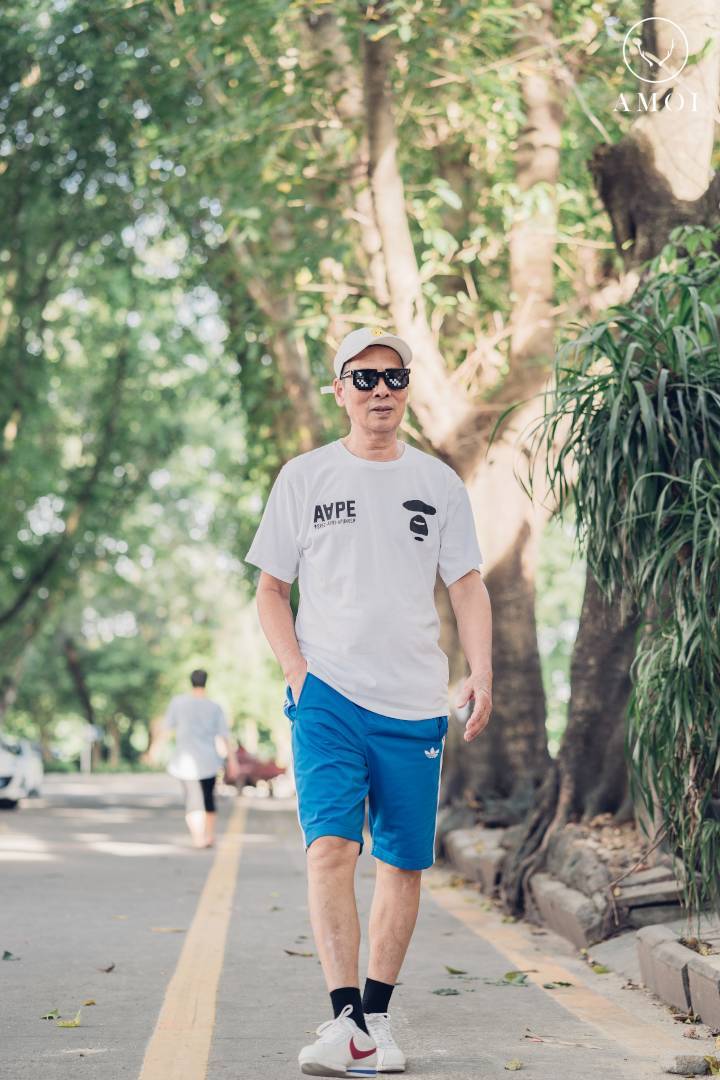 看看老爷爷在北京的穿搭,发现衣服干净利落,灰色的