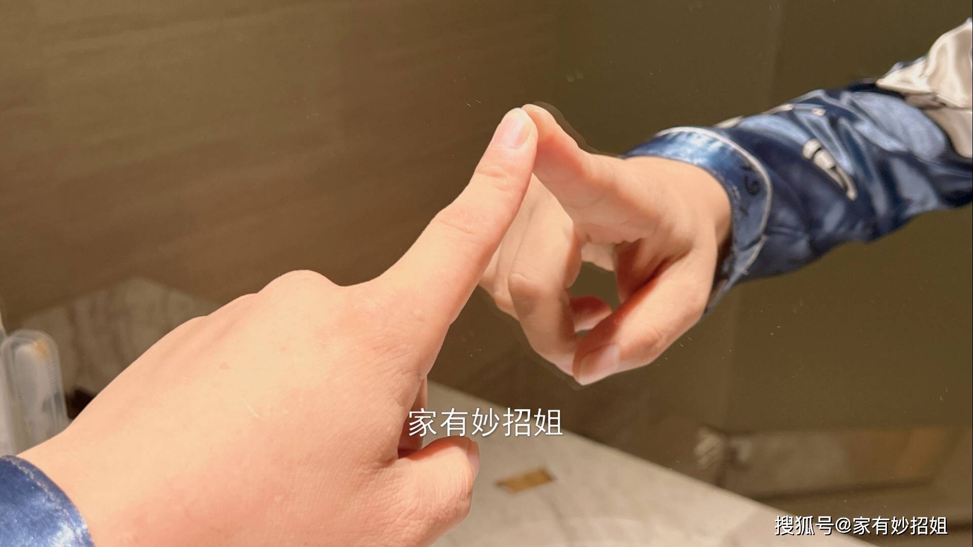 看到这种镜子,请立即逃离现场并报警_摄像头_手指_方法