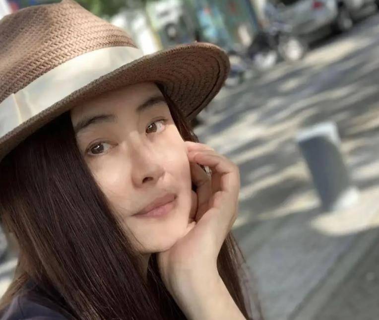 王祖贤加拿大码头被偶遇,面无表情发福不少,网友:面相变了_生活_照片