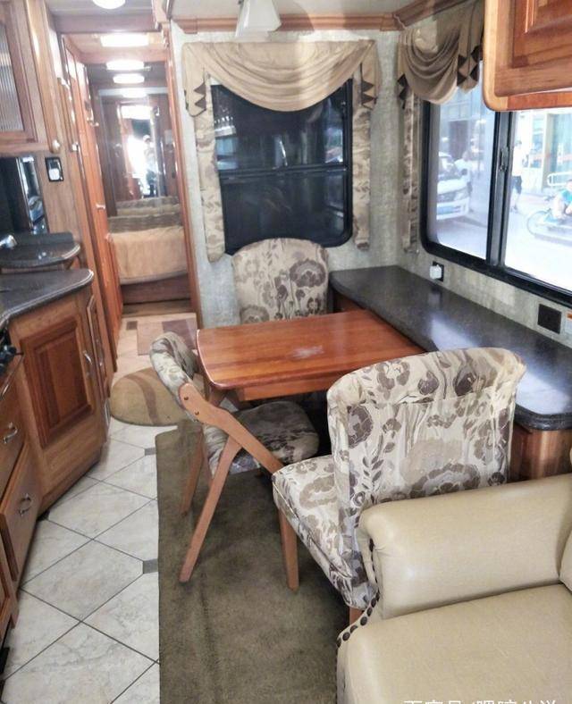 叶璇晒出的图片来看,这辆房车浓浓的欧洲风非常豪华,主要有客厅,厨房