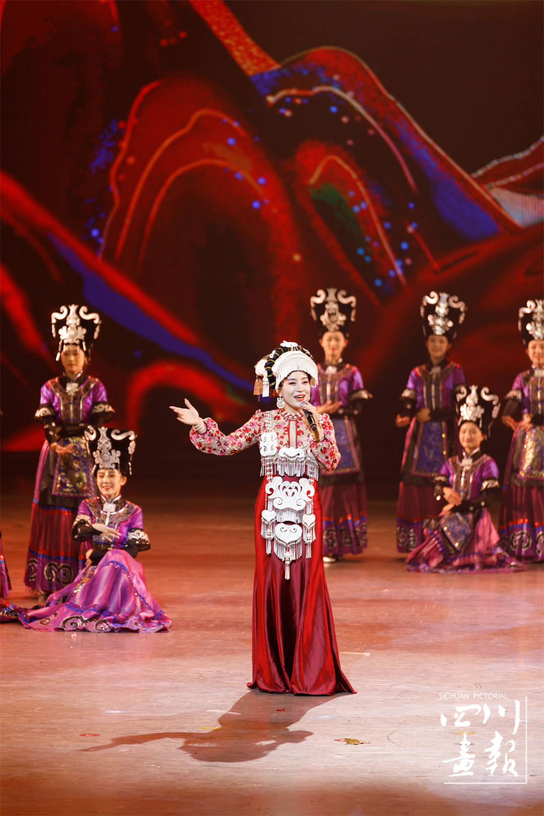 汐 摄)舞蹈表演《丹红扎妮》(四川画报记者 陈俊汐 摄)▍彝族选美习俗