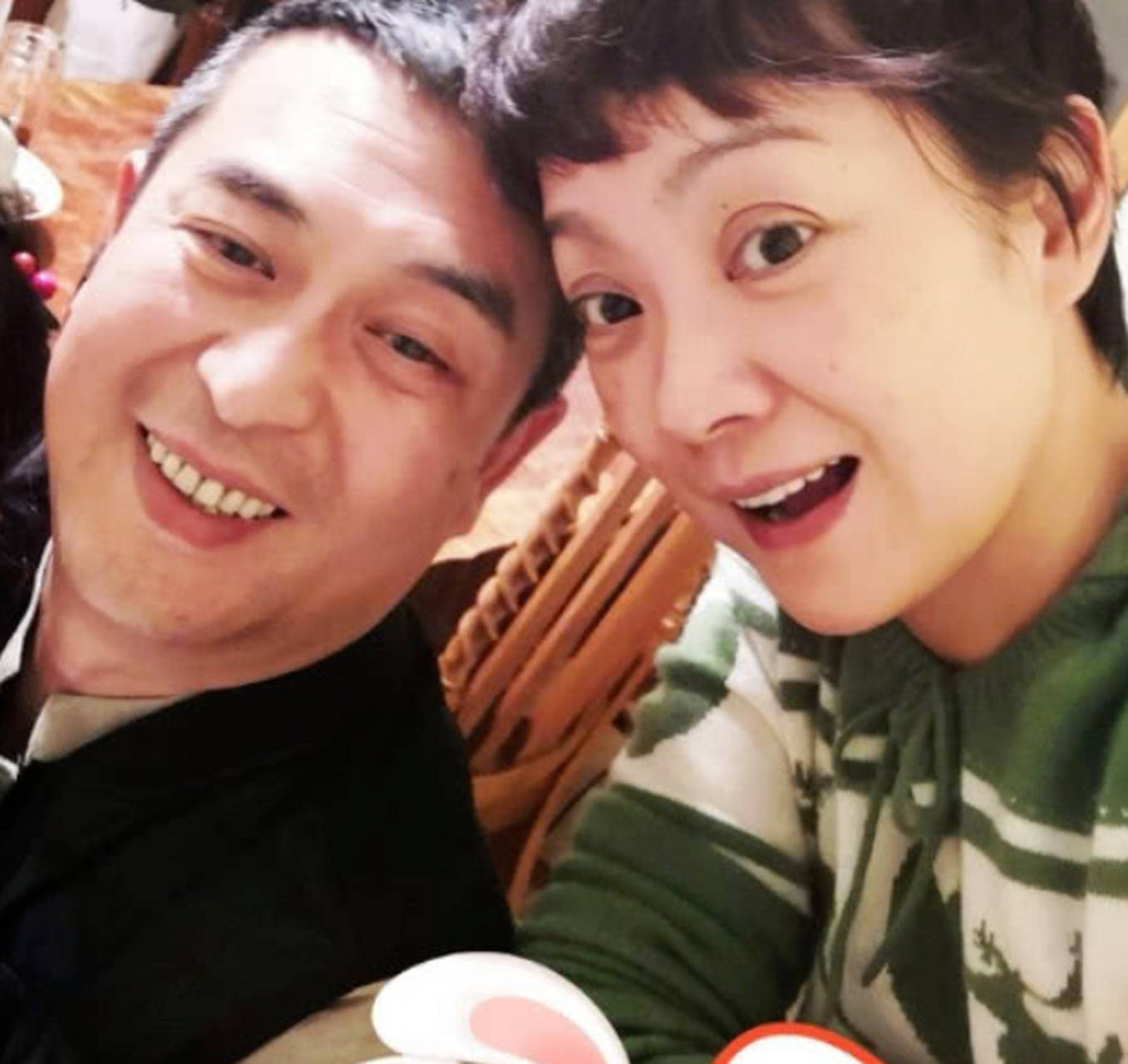 53岁张嘉译传婚变,知情人曝其真实婚姻现状,与王海燕是半路夫妻_女儿