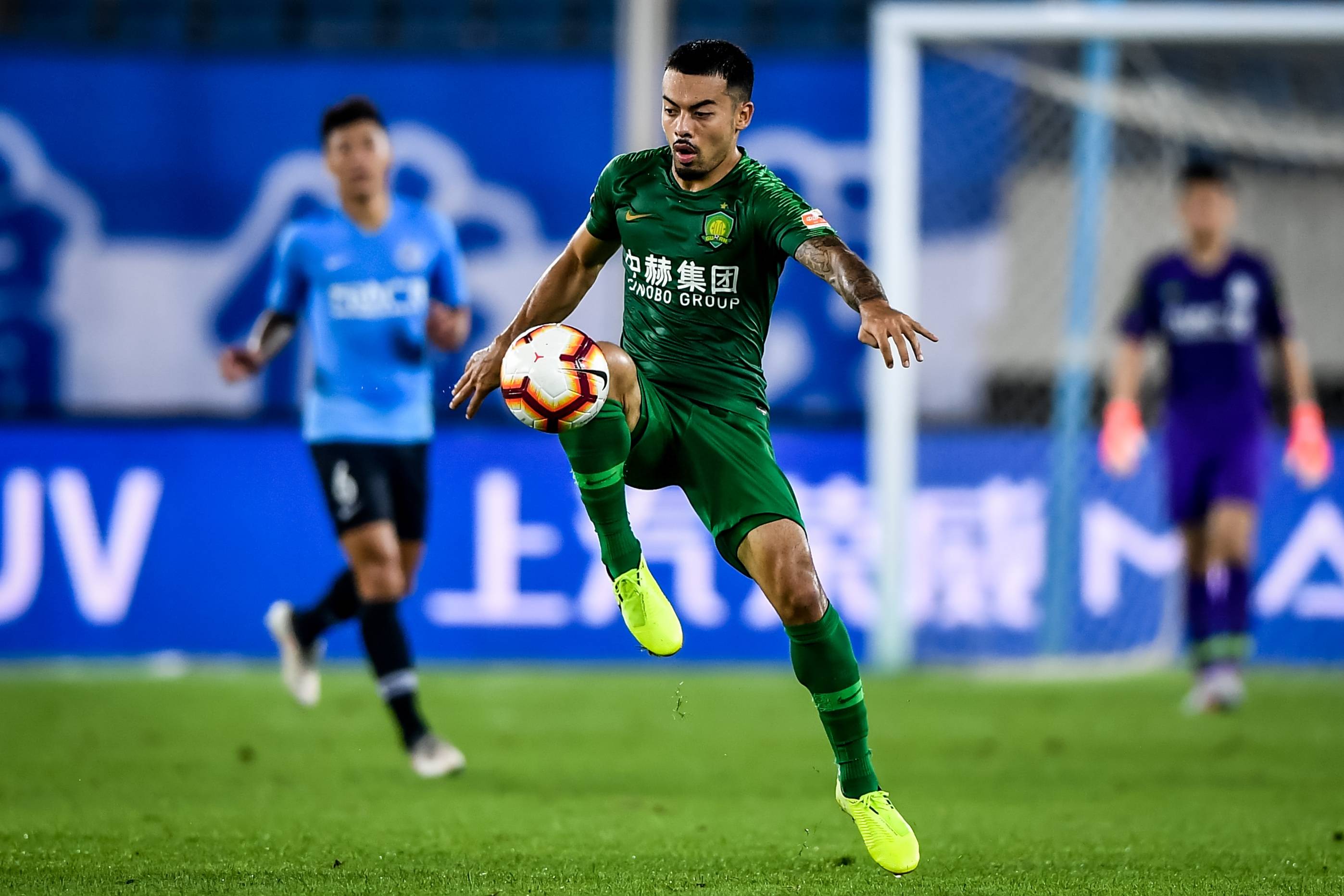 自从张玉宁因伤离场后,中国国家男子足球队一直在寻找一名身材高大的