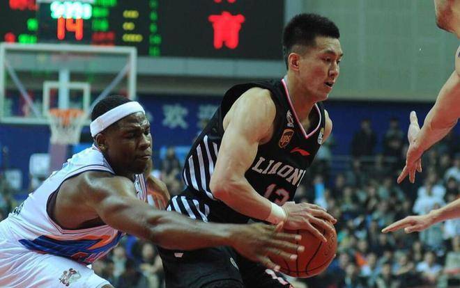 亚布塞莱篮下进攻被郭艾伦封盖时,他放弃进攻,转而保护在空中失去平衡