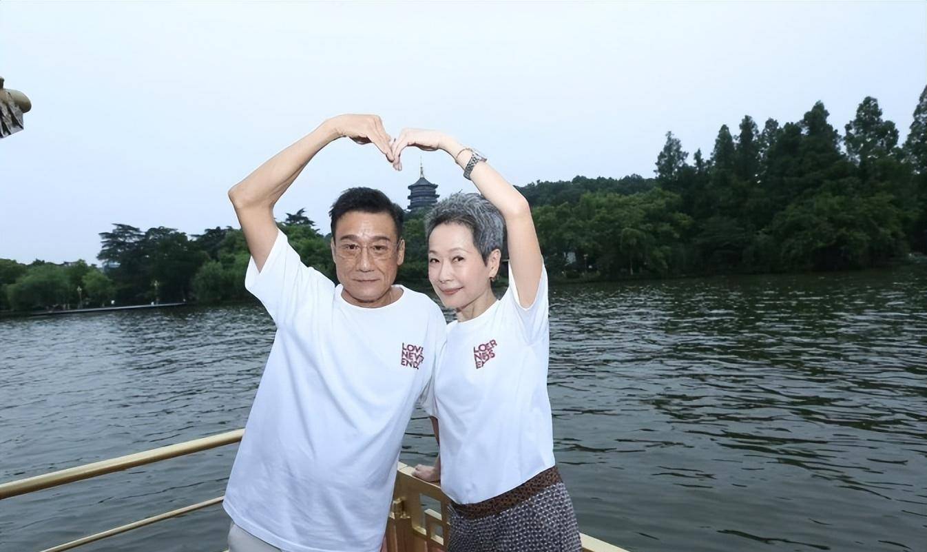 60岁叶童拒绝染发扮嫩,出道41年,她不愿意再假装成不老美人_赵雅芝