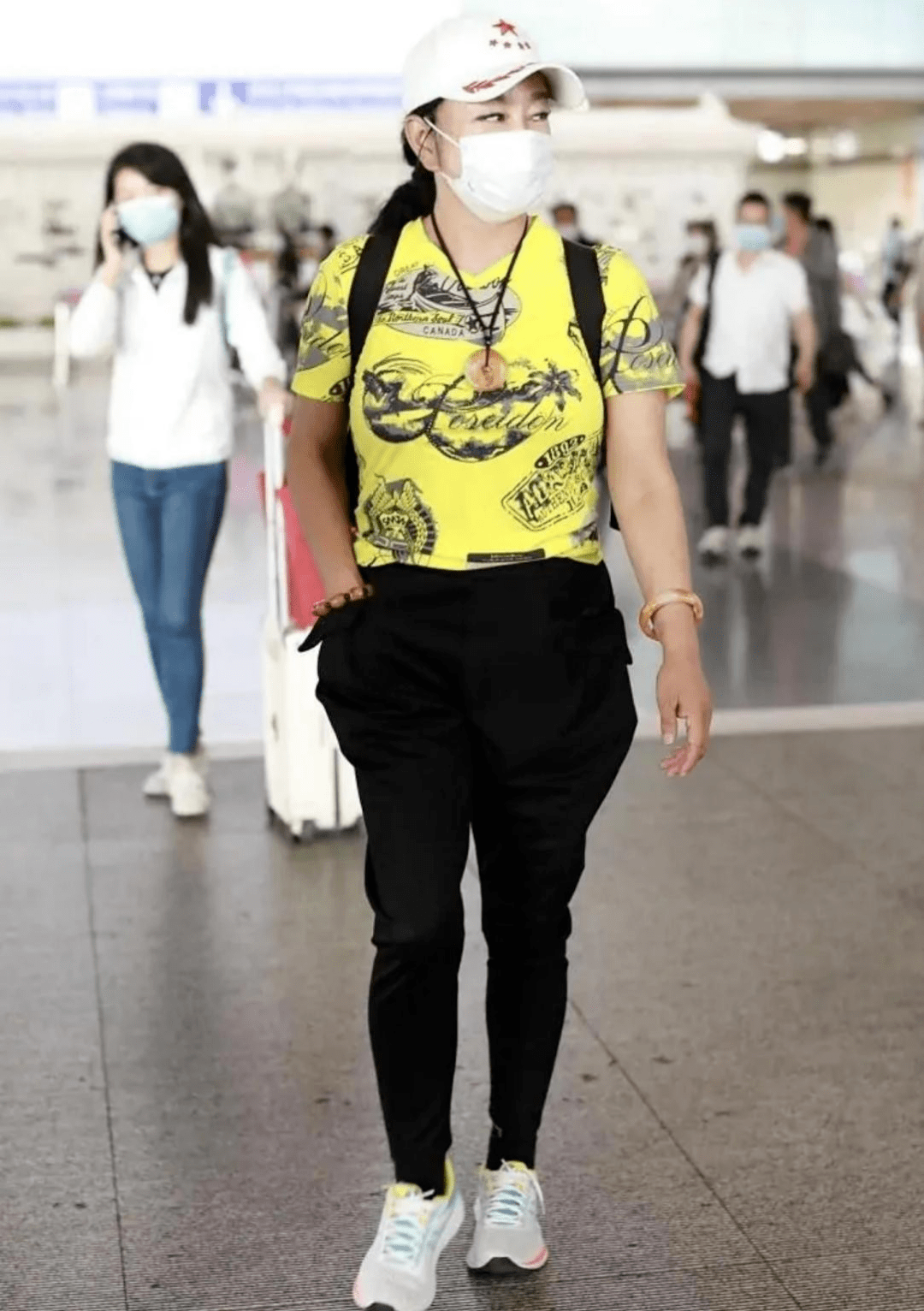 刘晓庆走机场不装了，穿肥大棉衣很真实，皮肤干瘪已经接受衰老！_黑色_感觉_显得