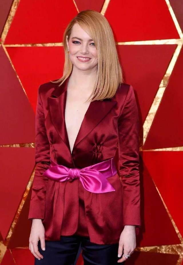 她还和阿米·汉莫一起颁奖!两人cp感要不要这么强?