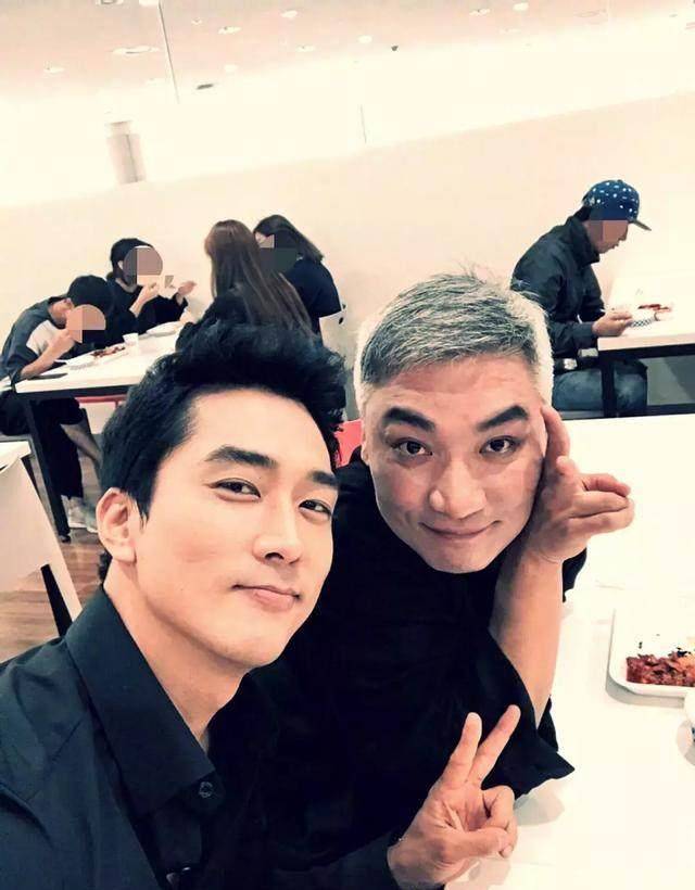 被宋承宪的自拍笑死,每一张都像复制黏贴,怪不得和刘亦菲是一对_角度