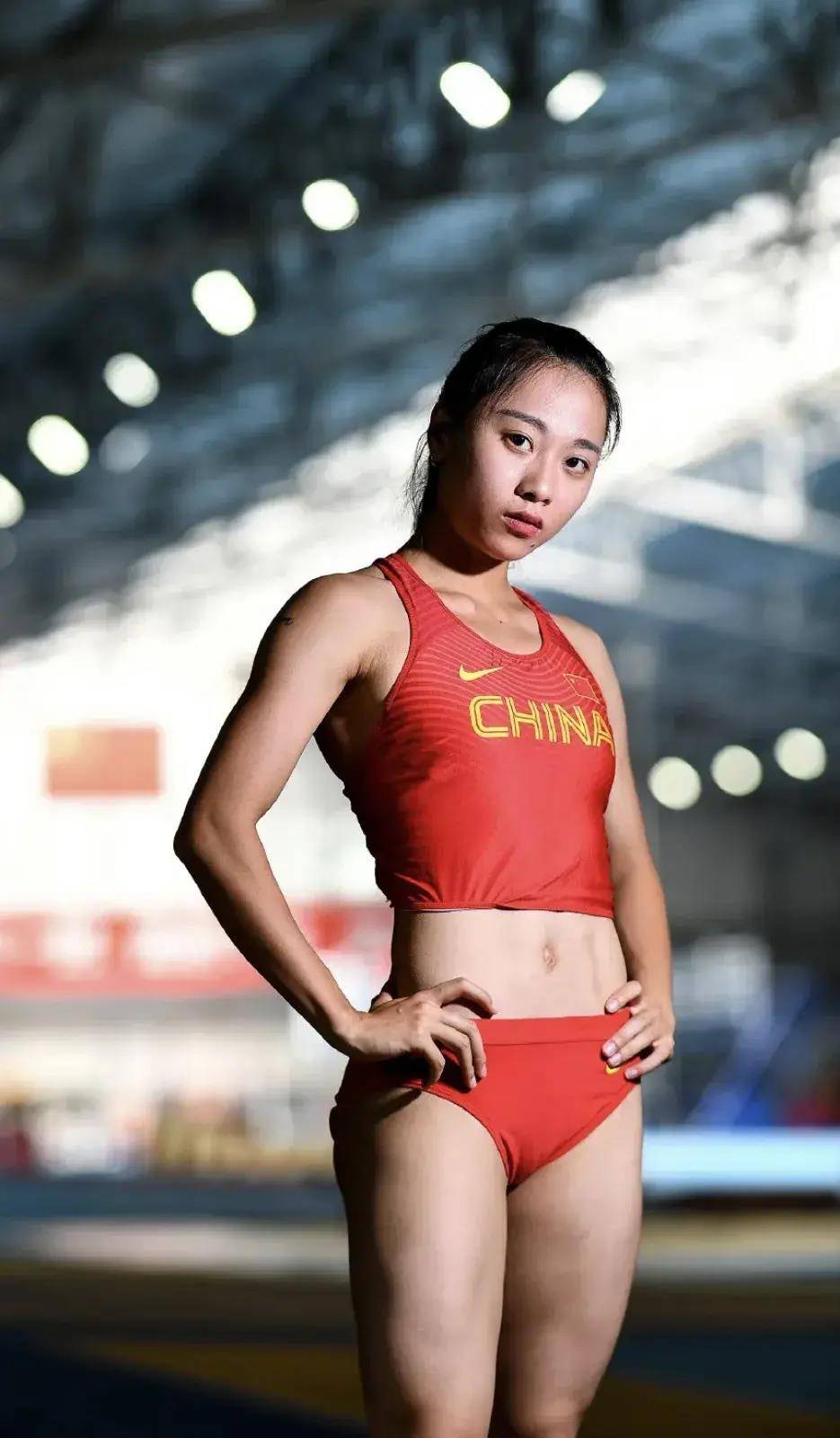 最美飞人葛曼棋,百米全程吊打国外选手!