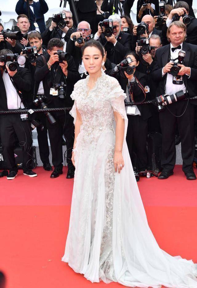 被54岁巩俐惊艳了,仅凭一袭白色蕾丝连衣裙气场开挂,优雅又大气_款式