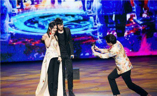 帮唱谢娜参加唱歌节目:张杰终于在遭群嘲之后扳回一局?