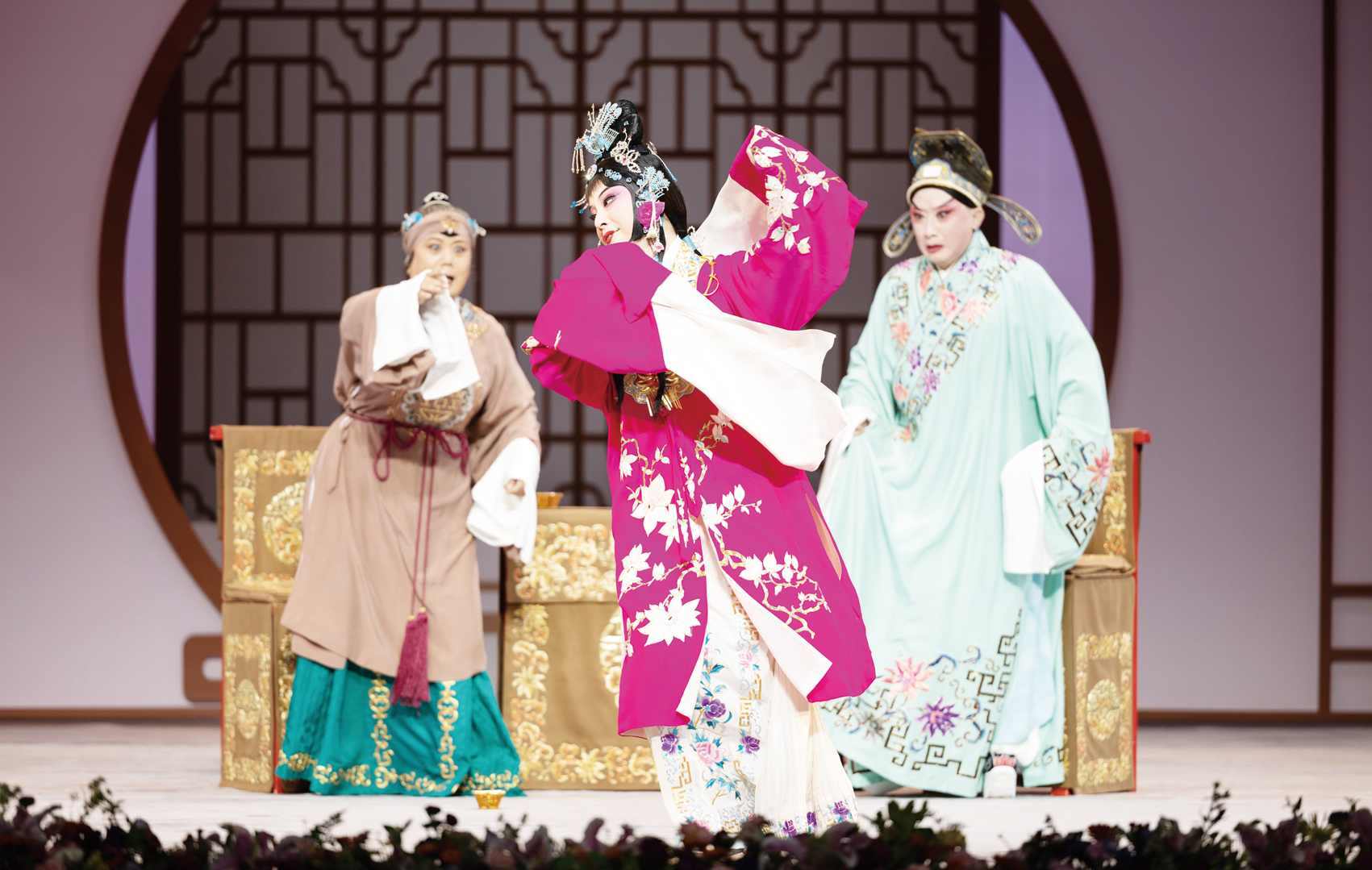 剧照 国家京剧院供图精益求精打磨艺术经典《西厢记》是中国戏曲史上