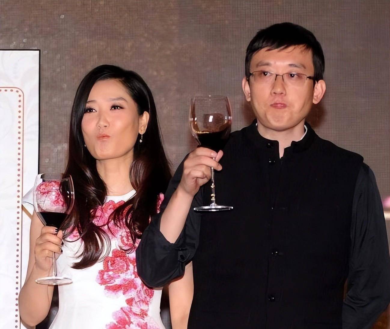 和之前形象判若两人,女儿五官精致非常的可爱_杨魏玲_曾毅_凤凰传奇