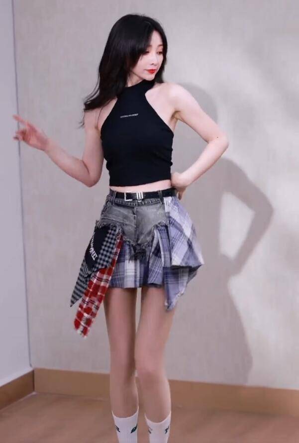 暴瘦新造型,柳岩黑色露背装舞台上挑战女团舞引爆热议_表演_视频_身材