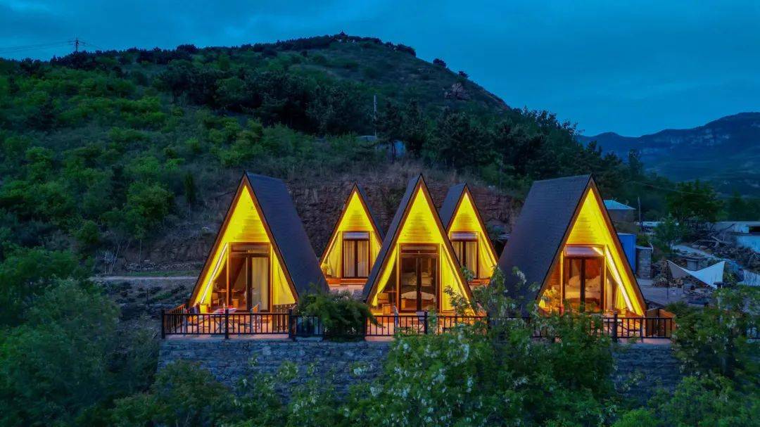 邵凯 2023年5月于一起吧民宿刘银刚 2022年7月于七星台露营地在民宿中