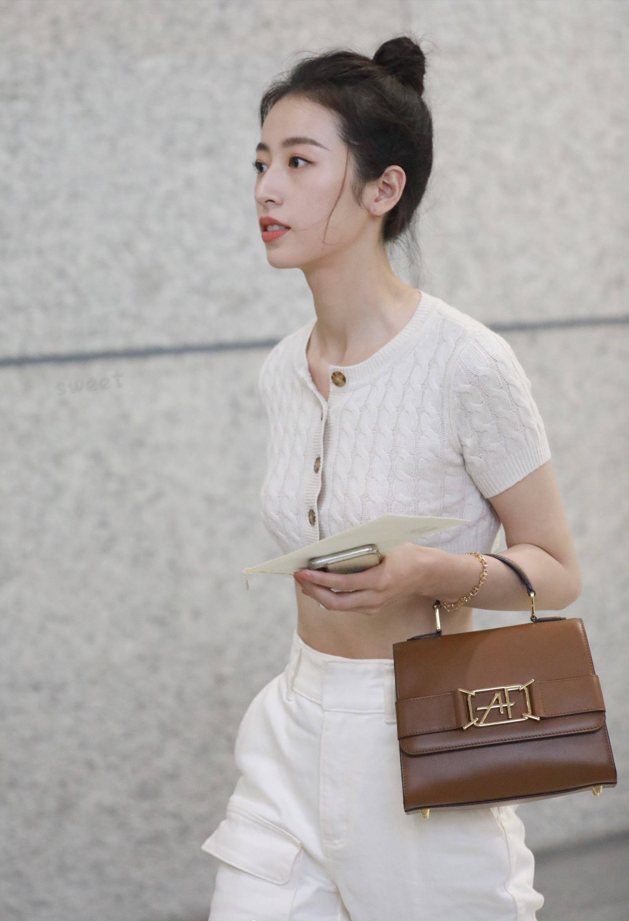 周雨彤的身材姣好,衣品也越来越时髦_白色_上衣_工装裤