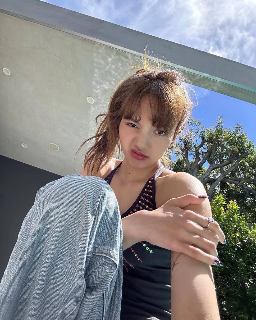 lisa晒最新火辣美照,故意露出闪闪大钻戒,疑似回应恋情传闻