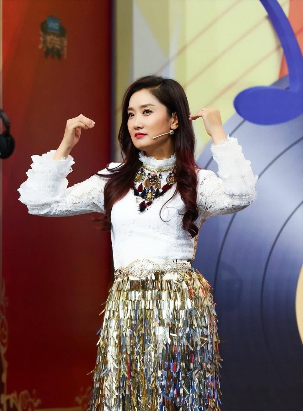 玲花近照,身材发福和之前形象判若两人,女儿五官精致非常的可爱_杨