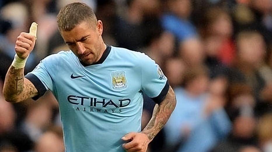 曼城传奇,蓝月亮全能战士,科拉罗夫!_球员_成为了_比赛