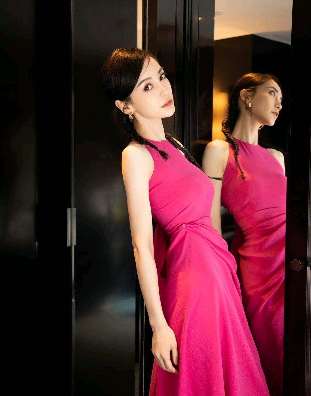 杨颖身穿玫红色连衣裙充满女神风格_时尚_魅力_生活
