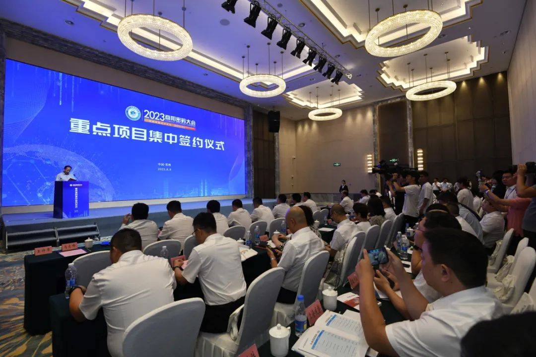 的企业举行重点项目集中签约仪式,省委常委,市委书记安伟出席并鉴签