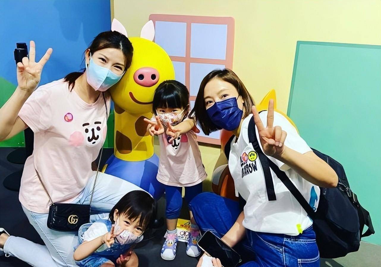 杨怡带女儿出去玩难得晒母女合影 女儿越来越像妈妈了_罗仲谦_带着