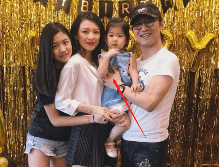 51岁汪峰携女参加生日宴,手放女儿胸前被指欠妥,网友:女大避父_孩子