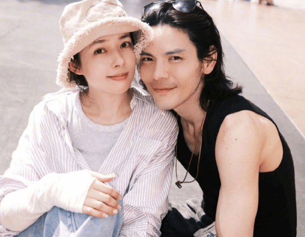 郭碧婷穿泳装陪娃玩水,腿粗肚圆胖到没腰,疑与向佐冷战互不理睬_孩子