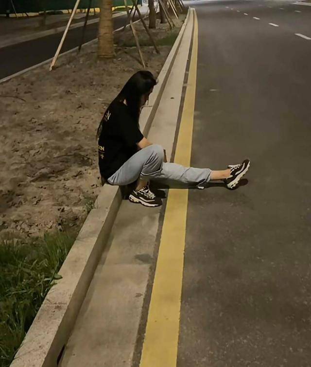 蹲在路边崩溃大哭:长得不差,为什么没人要_工作_年纪_一个人