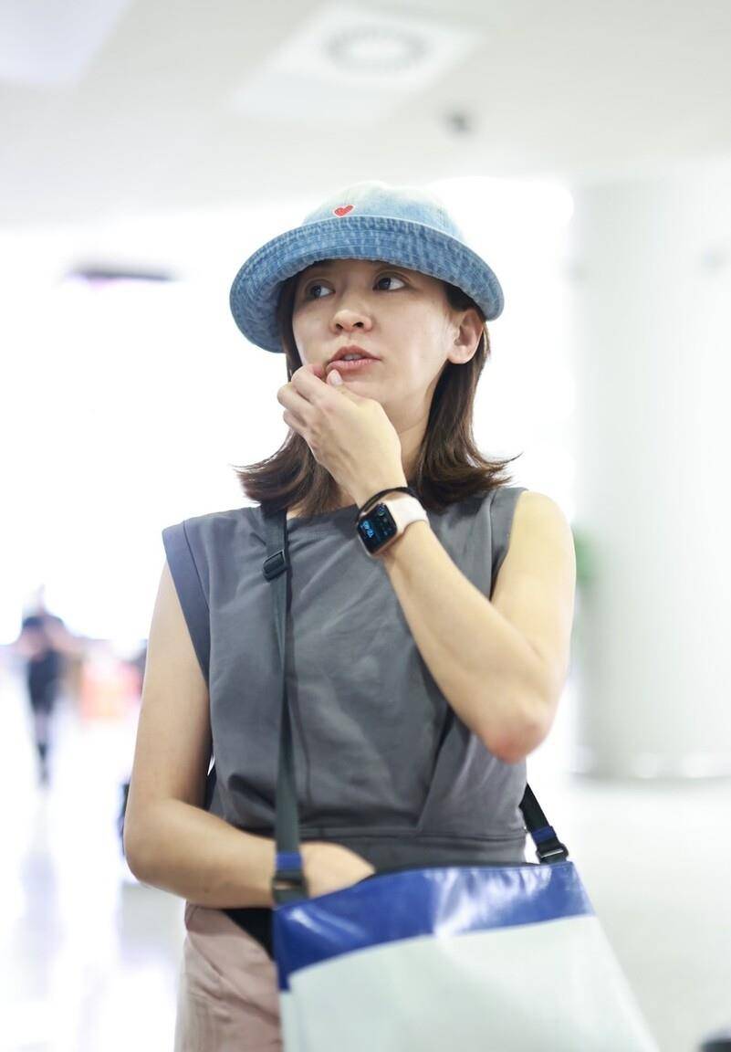 陈意涵和他的爱女现身上海机场,神仙母子俩都很漂亮,女神素颜也这么美