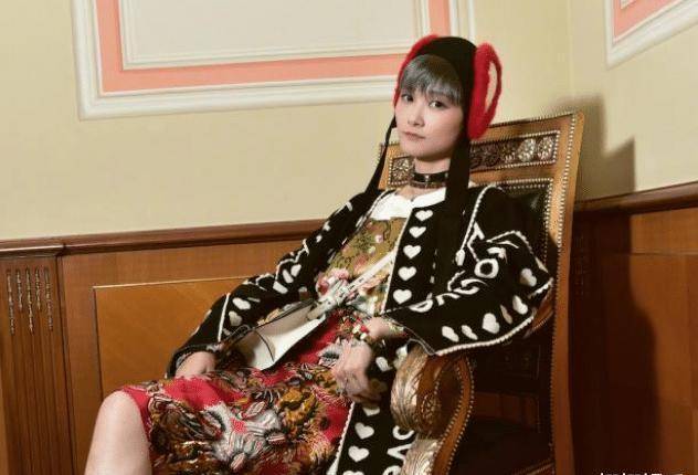 李宇春恨不得删的旧照,只怪太年轻,网友:承包我一年笑点!