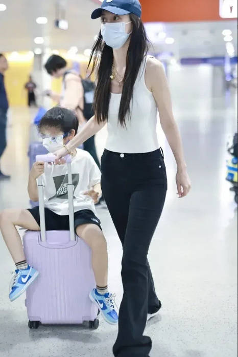 不管怎样,黄晓明在和angelababy官宣离婚之后,也多次传出了恋情绯闻