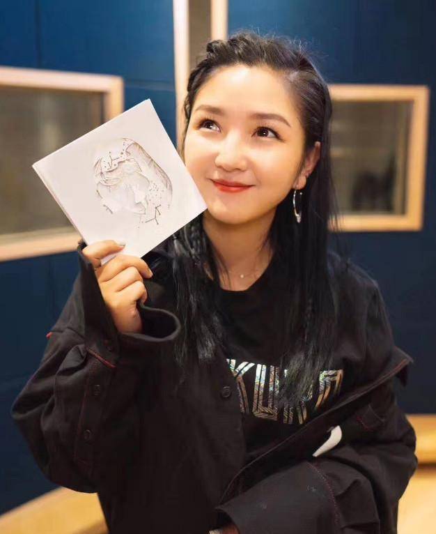 这段时间,金光灿日日陪着她选歌练歌,何洁每次去参加比赛,为了节省几